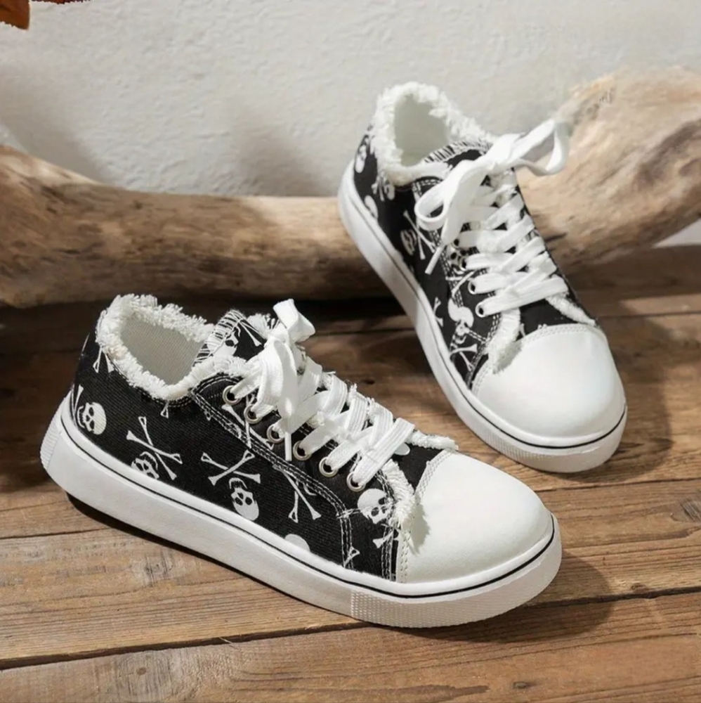 ☠️ New Women's Skull & Crossbones Frayed Canvas Low Top Sneakers Black White 8.5